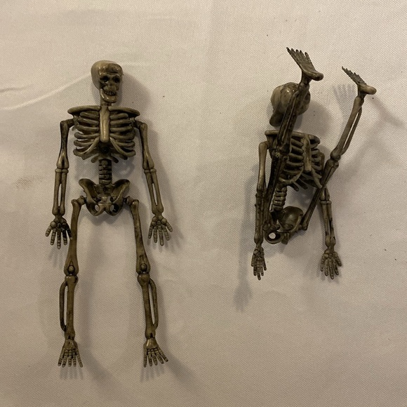 12 Pcs Grey Mini Skeleton Figurines - Picture 4 of 4